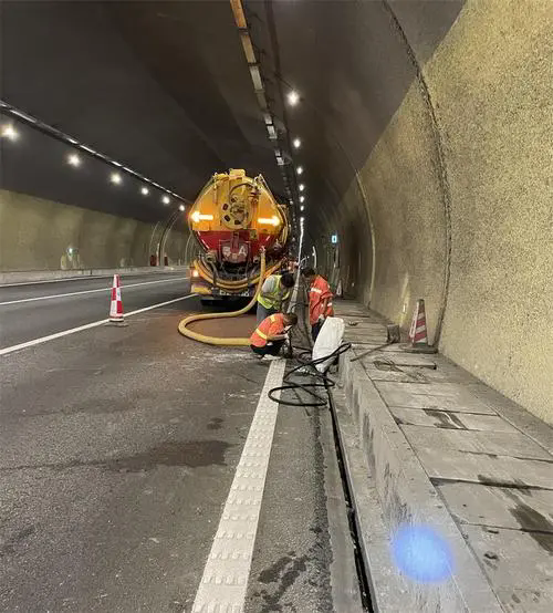 泗阳隧道排水渠清淤